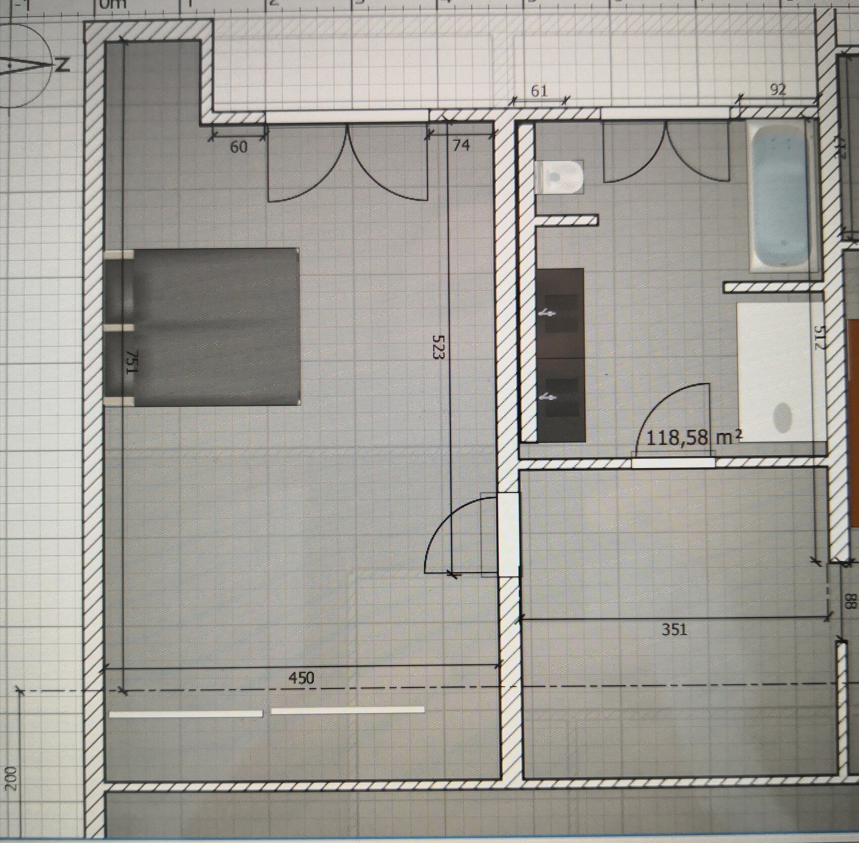 Grundriss eines Wohnraums mit Bett links und Badezimmer rechts, Maßangaben sichtbar.