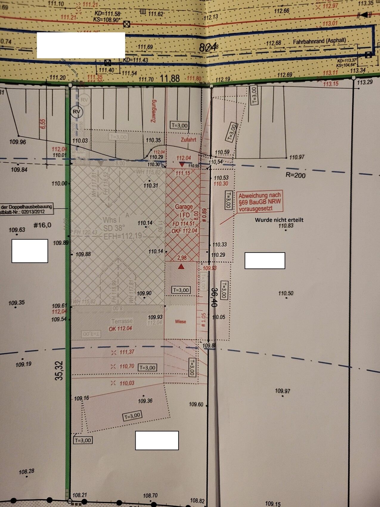 Lageplan eines Baugrundstücks mit Grenzen, Maßen, Garage, Wiese und Zufahrt.