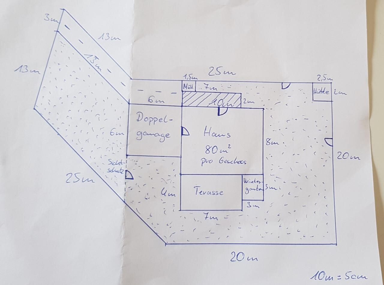 Handgezeichnete Grundriss-Skizze eines Hauses mit Zimmern und Maßen