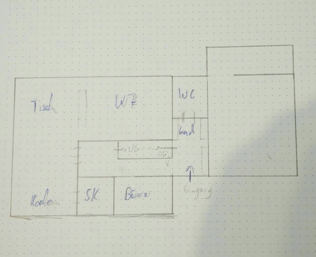 Handgezeichneter Grundriss eines Hauses mit Zimmern, Küche, Bad, WC, Flur und Garderobe.