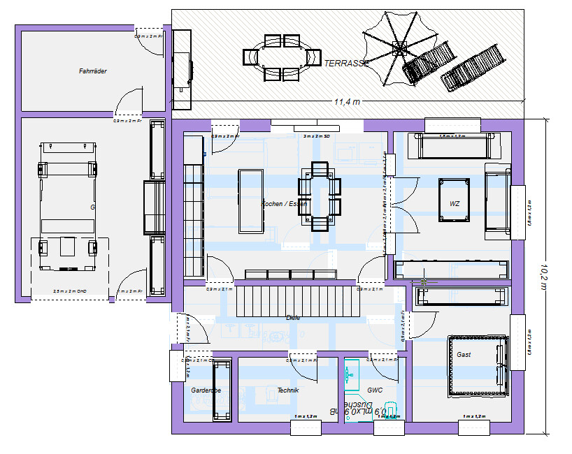 Grundriss: Terrasse mit Esstisch; links Fahrradraum; Küche, Essen, Gast, Technik, Garderobe.