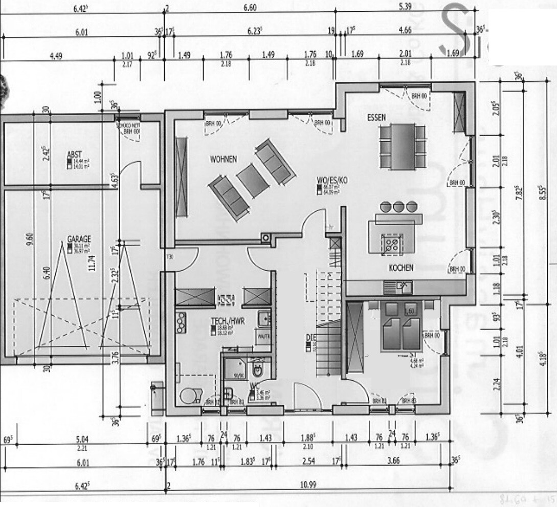 Grundrissplan eines Hauses mit Wohnzimmer, Küche, Essbereich, Schlafzimmer und Garage