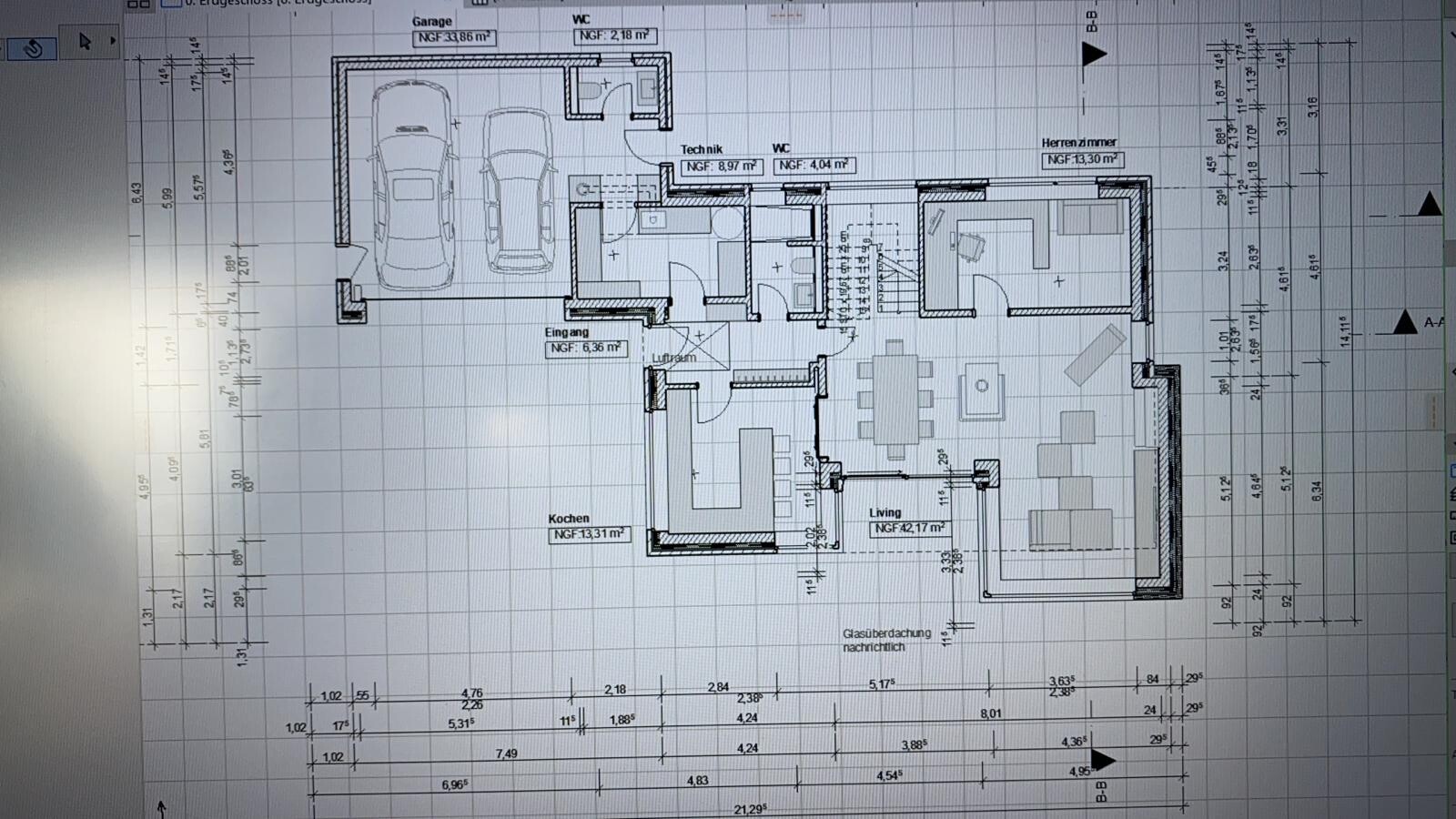 Grundriss eines Hauses: Garage mit zwei Autos, Eingangsbereich, Küche, Wohn-/Essraum, Technikraum.