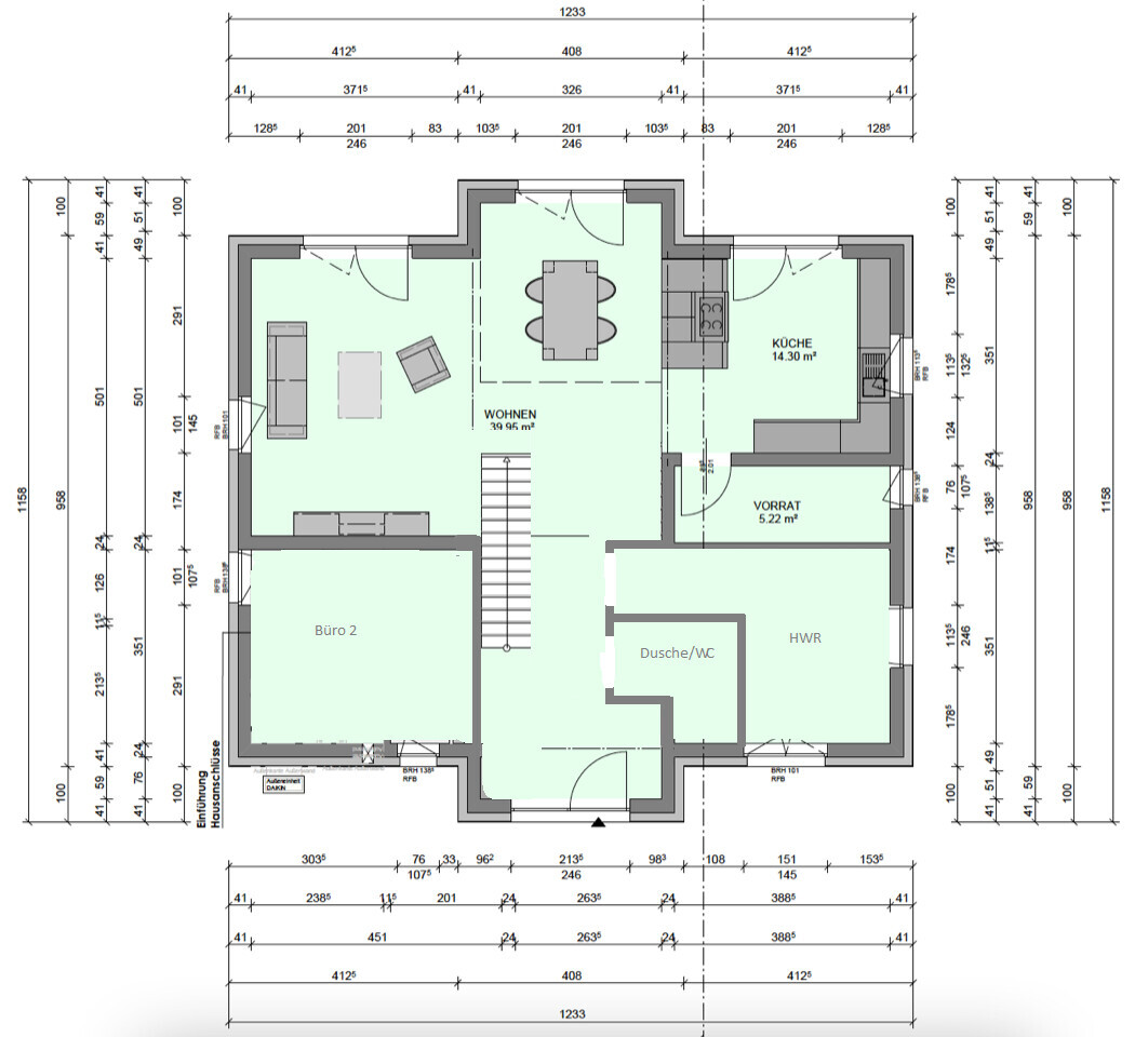 Grundriss eines Wohnhauses mit Wohnzimmer, Küche, Vorrat, Dusche/WC, HWR und Büro 2.