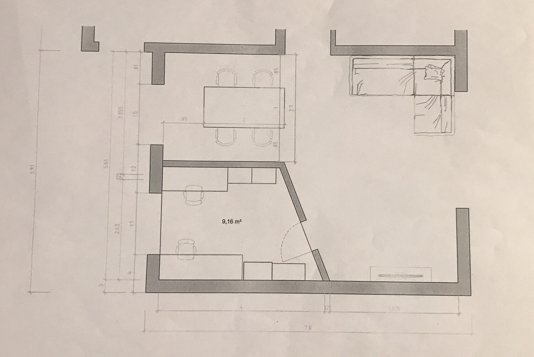 2D-Grundriss mit Küchenbereich, Essbereich und Schlafbereich einer Wohnung