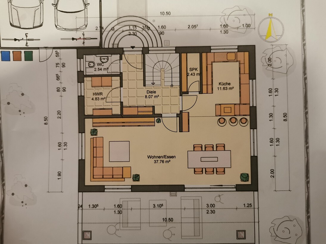 Grundriss eines Hauses: offener Wohn- und Essbereich, Küche, Diele, WC, HWR.