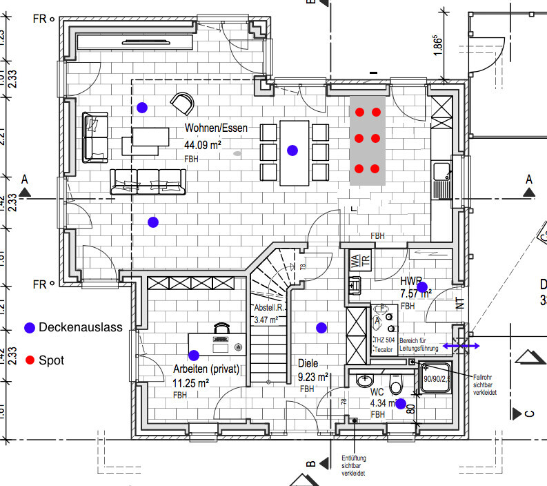 2D-Grundriss eines Wohn- und Essbereichs mit offener Küche, Treppen und Eingängen.