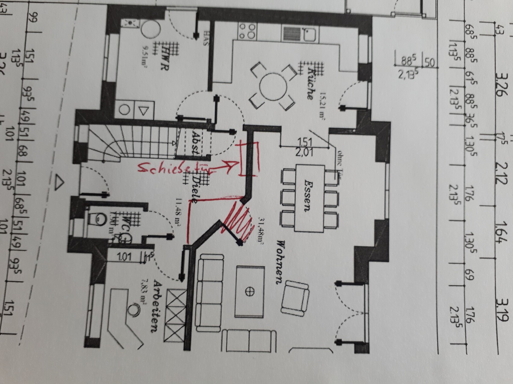 Grundriss eines Apartments: Wohnen, Essen, Küche, Bad, Treppe; rote Markierung 'Schiebetür'.