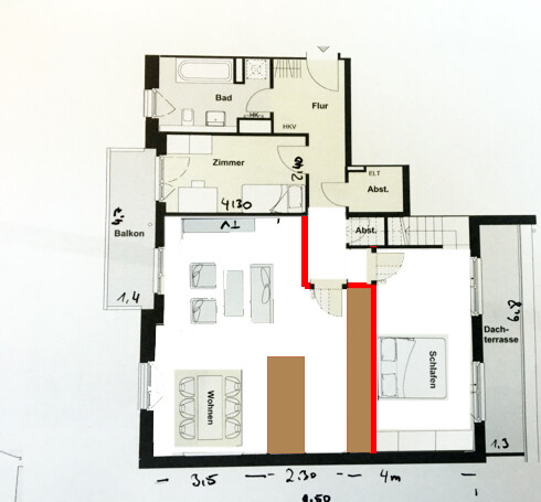 Grundriss eines Hauses mit Wohnzimmer, Küche, Schlafzimmer, Balkon und Treppe