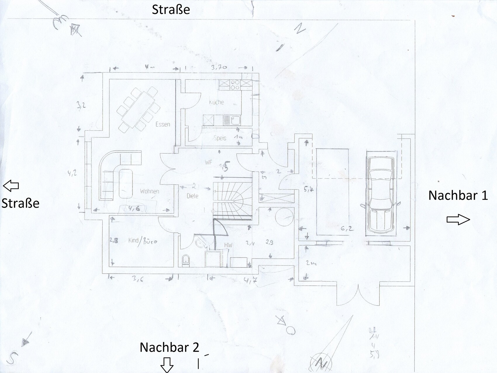 Handgezeichnete Grundrisszeichnung eines Hauses mit Wohn-, Ess- und Küchenbereich sowie Garage