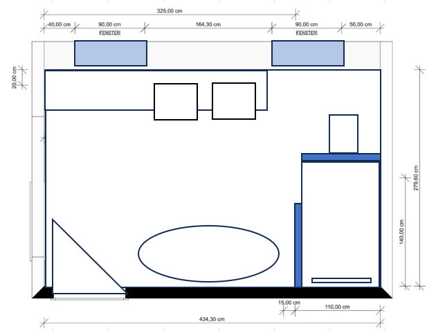 Grundriss eines Raumes: Fenster oben, ovaler Teppich unten, blaue Möbel rechts, zwei Quadrate oben.