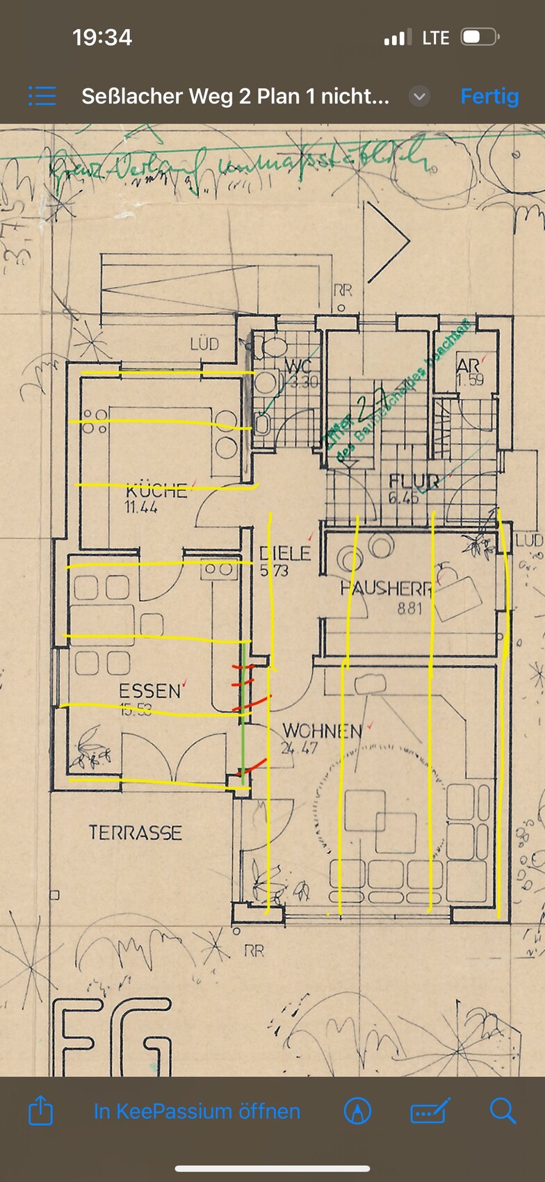 Grundrissplan eines Hauses mit Küche, Essbereich, Wohnzimmer und Terrasse.