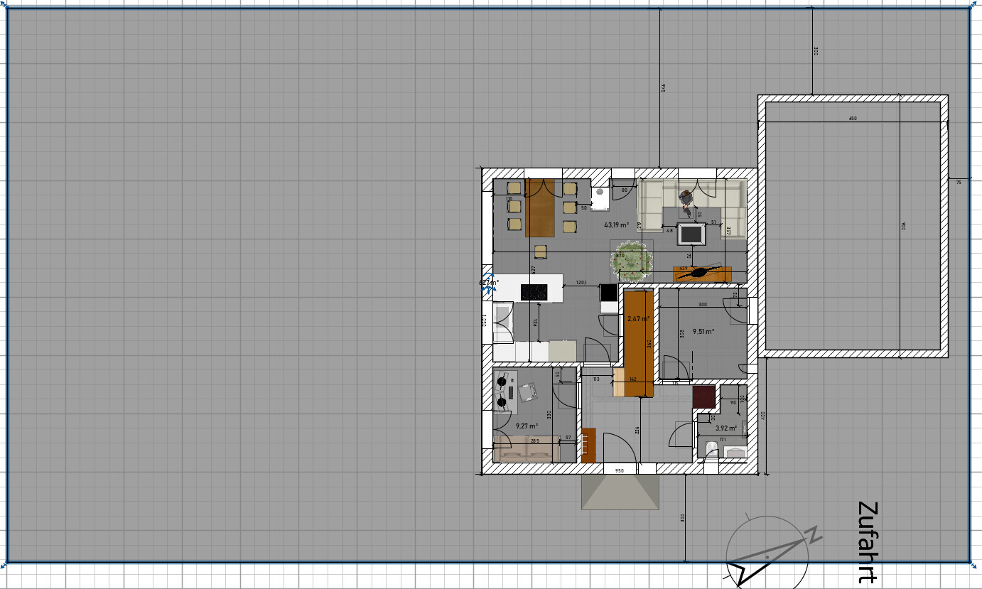 Grundriss eines Hauses: Wohnzimmer, Küche, Essbereich, Flur, Garage rechts, Zufahrt.