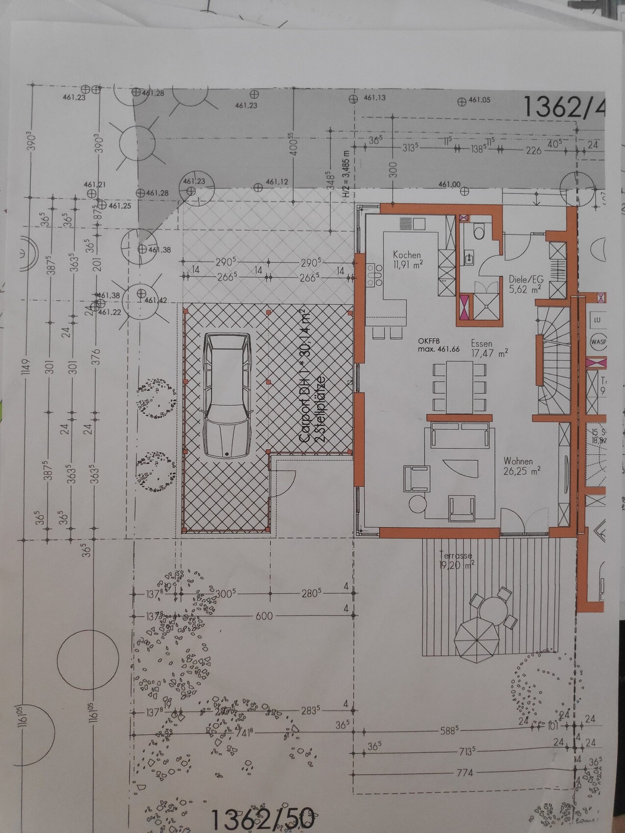 Grundriss eines Hauses mit Küche, Essen, Wohnen, Garage (mit Auto) und Terrasse.
