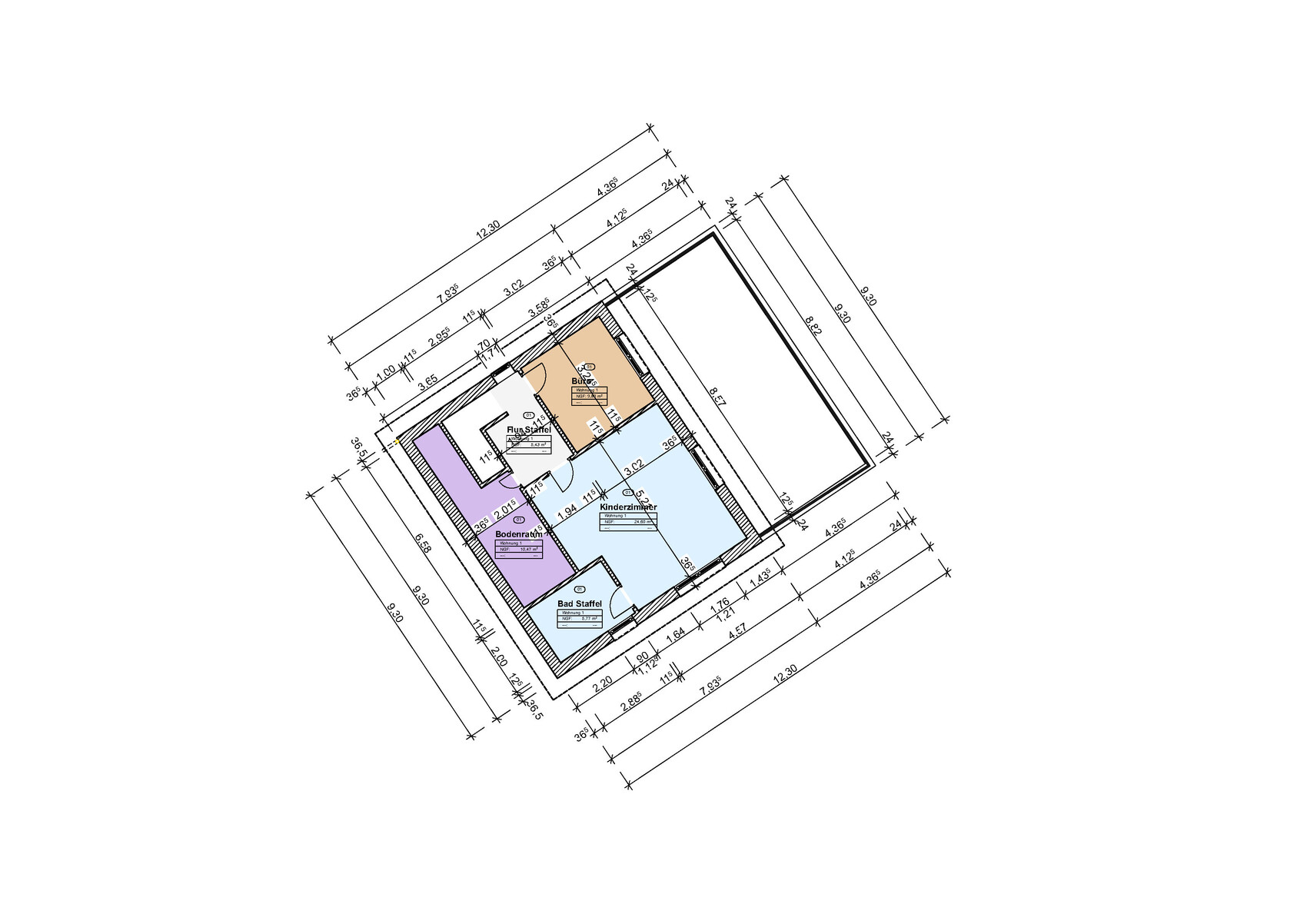 Detaillierter Grundriss eines Gebäudes mit farbig markierten Räumen und Maßlinien.