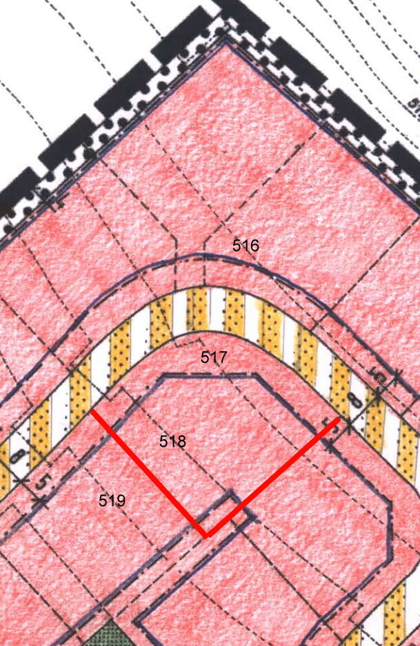 Detailreicher Grundrissplan eines Hauses mit pinkfarbenen Bereichen, roten Linien und Nummern 516-519