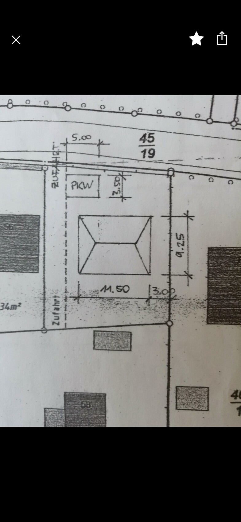 Architektur-Grundriss mit Abmessungen, Räumen und PKW-Parkfläche