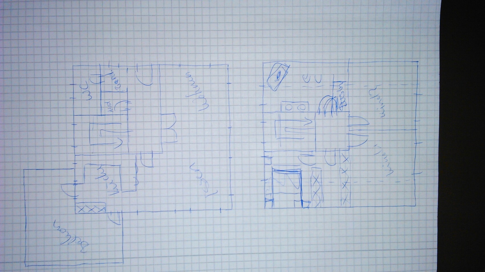 Zwei handgezeichnete Grundrissplaene auf kariertem Papier mit Zimmeraufteilung und Tueren.