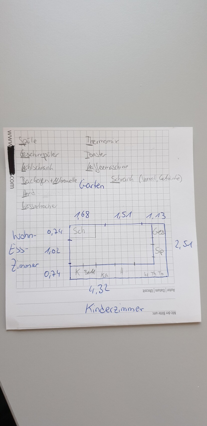Handgezeichnete Grundrissskizze eines Kinderzimmers auf kariertem Papier mit Maßen