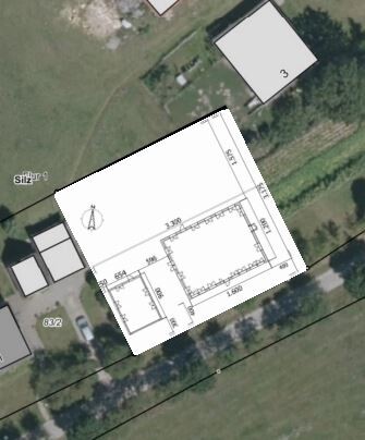 Luftbild eines Grundstücks mit überlagertem Grundrissplan des Hauses