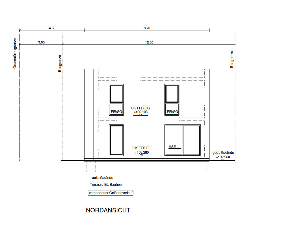 Nordansicht eines Gebäudes: Fensterfronten, Tür und umlaufendes Gelände mit Begrenzungen.