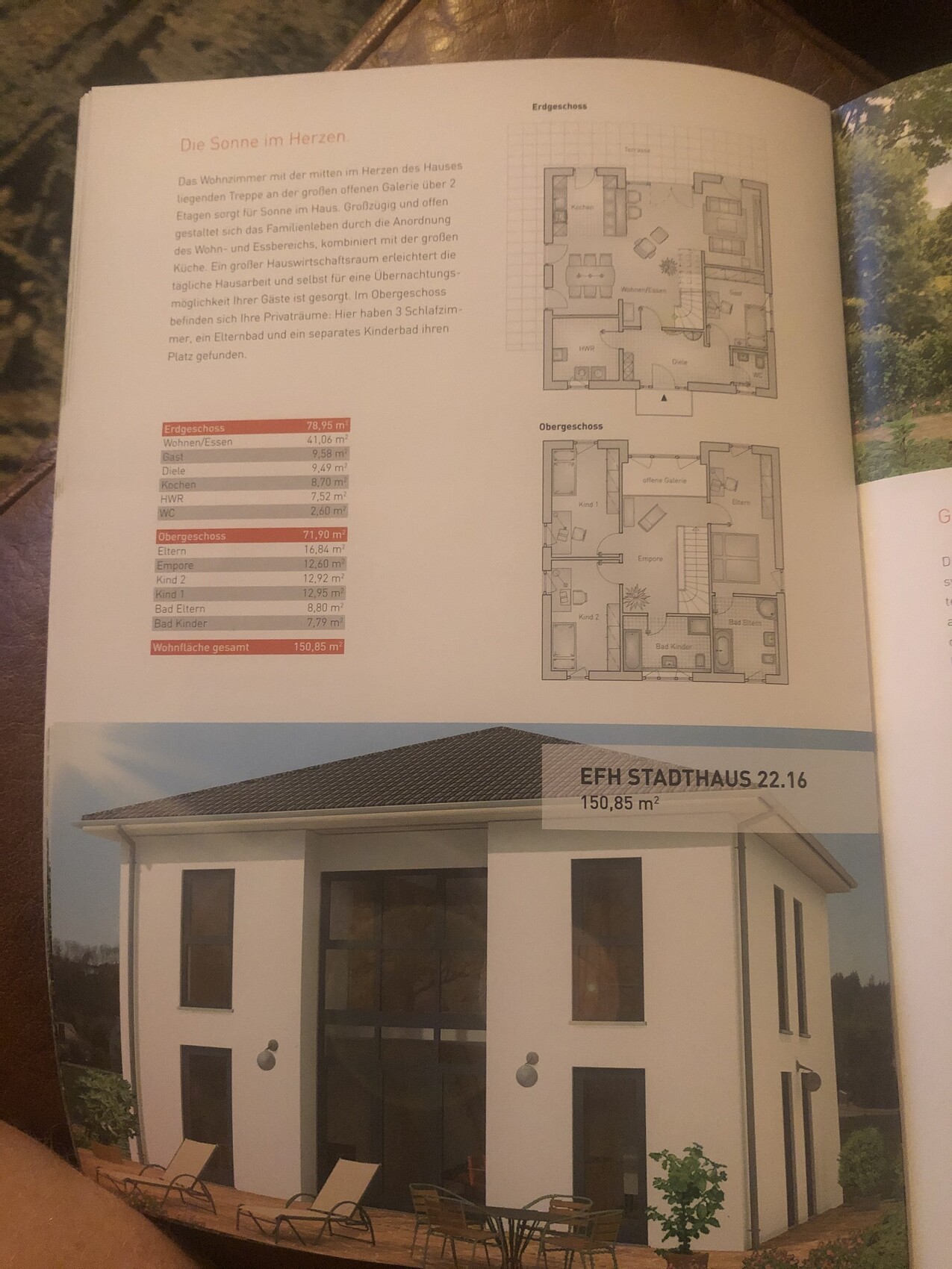 Immobilienbroschüre mit Grundrissen und Foto eines modernen weißen Hauses.