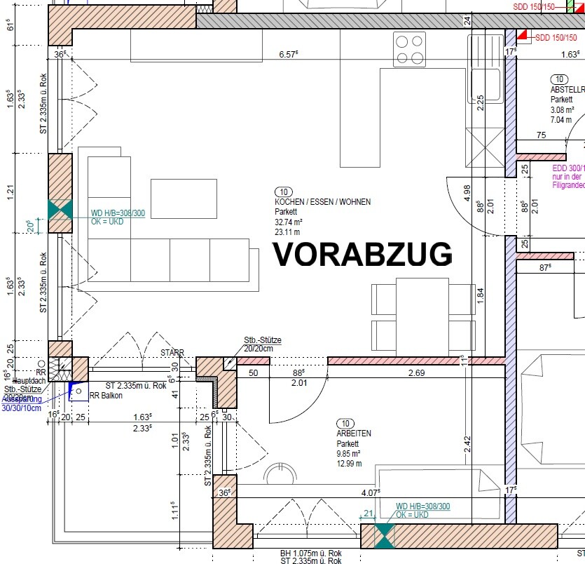 Vorabzug: Grundriss eines offenen Küchen-/Ess-/Wohnbereichs mit Möbeln, Türen und Maßen.