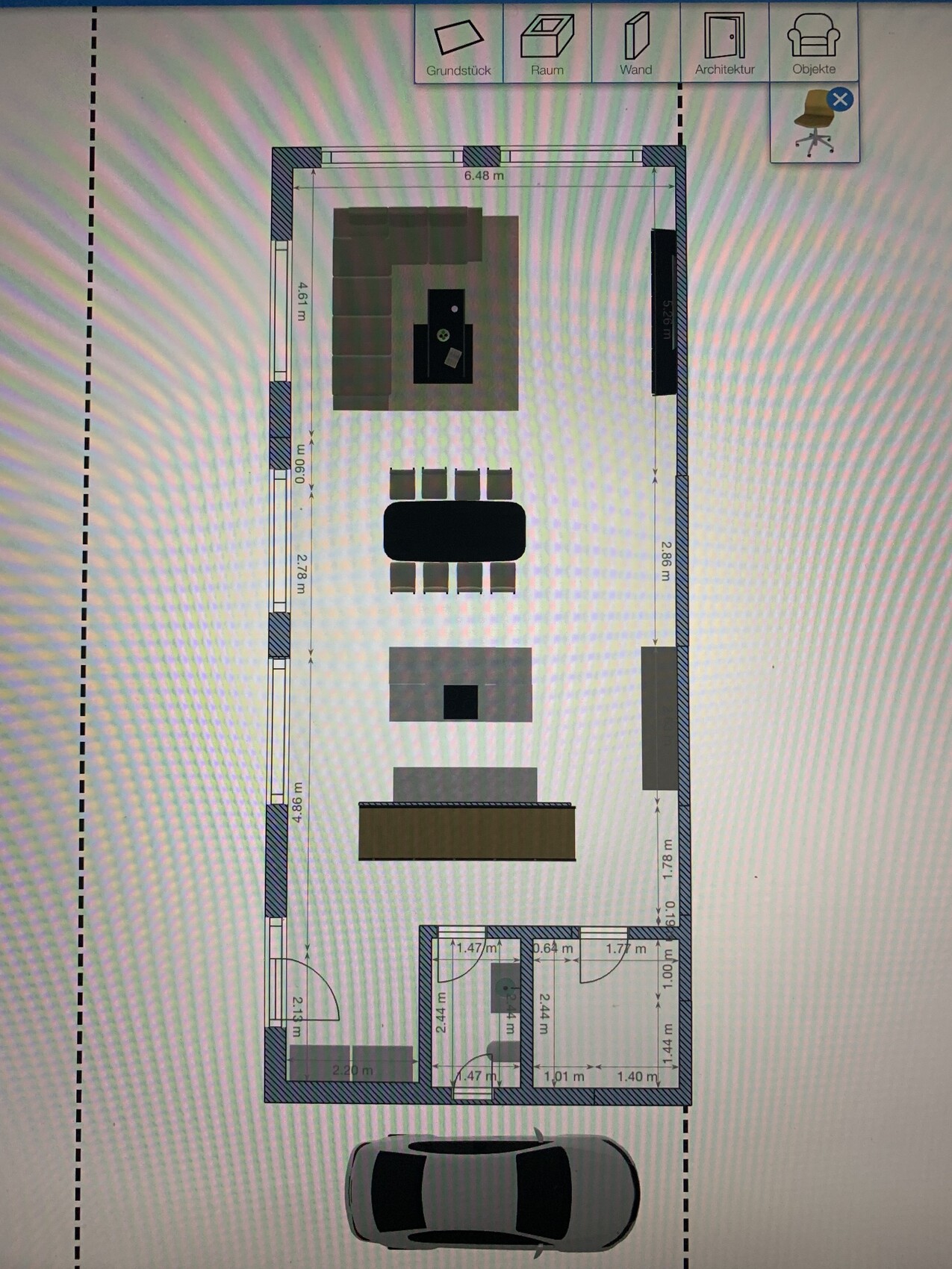 Detaillierter Grundriss eines Hauses mit Wohnzimmer, Esstisch, Küche, Bad, Flur und Auto davor.