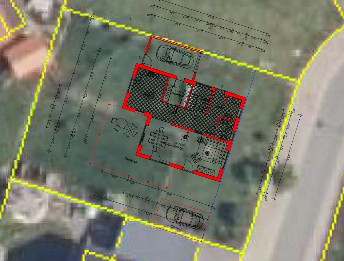 Satellitenbild eines Grundstücks mit rotem Grundrissplan des Hauses, Terrasse und Carport.