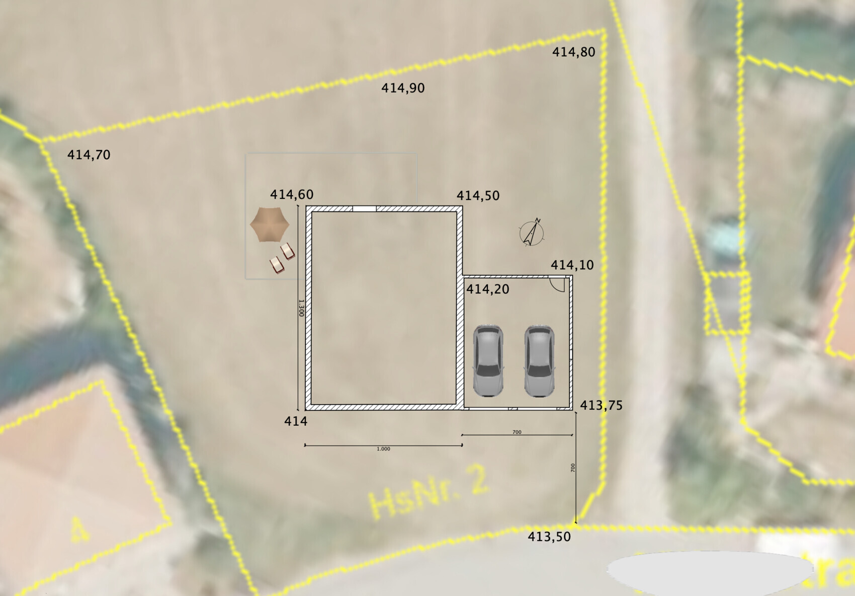 Lageplan eines Grundstücks mit Haus, Garage (2 Autos), Terrasse mit Schirm und Stühlen.