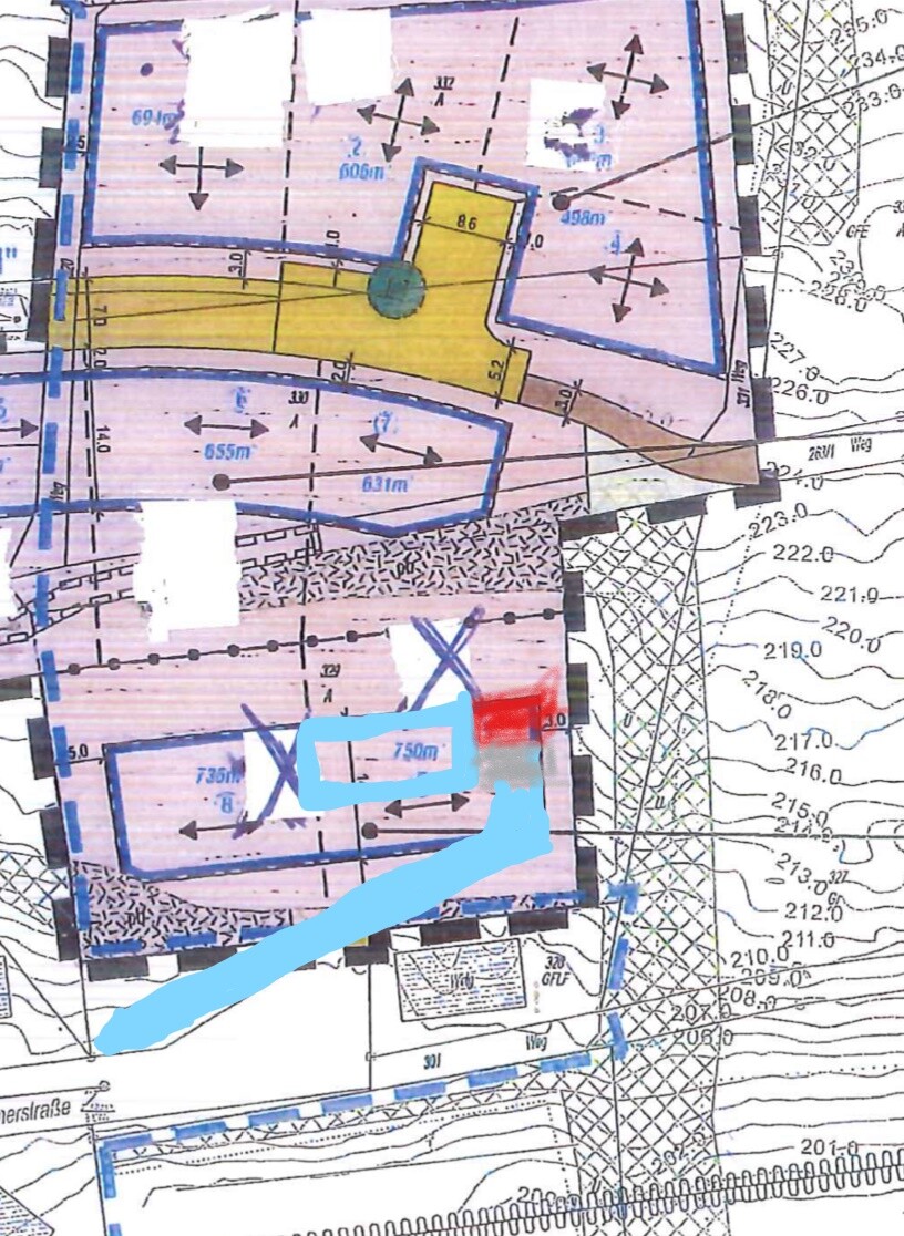 Lageplan eines Baugrundstücks mit farbigen Flächen, Maßlinien und Geländeformen.