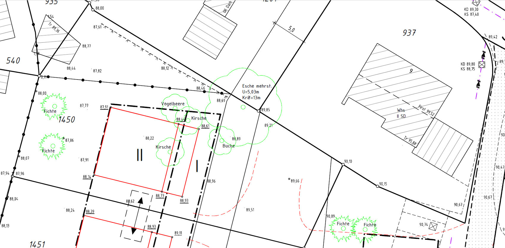 Lageplan eines Baugrundstücks mit Grenzlinien, Gebäuden, Bäumen und Zufahrten.