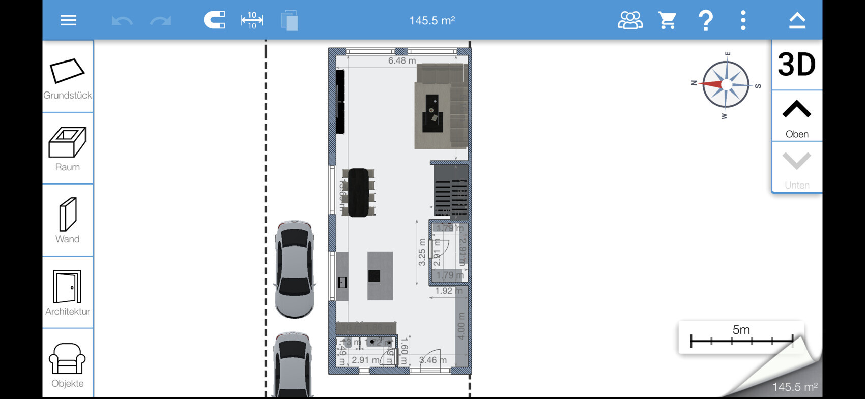 Grundriss eines langen Hauses mit Möblierung, zwei Autos davor und Maßangaben.