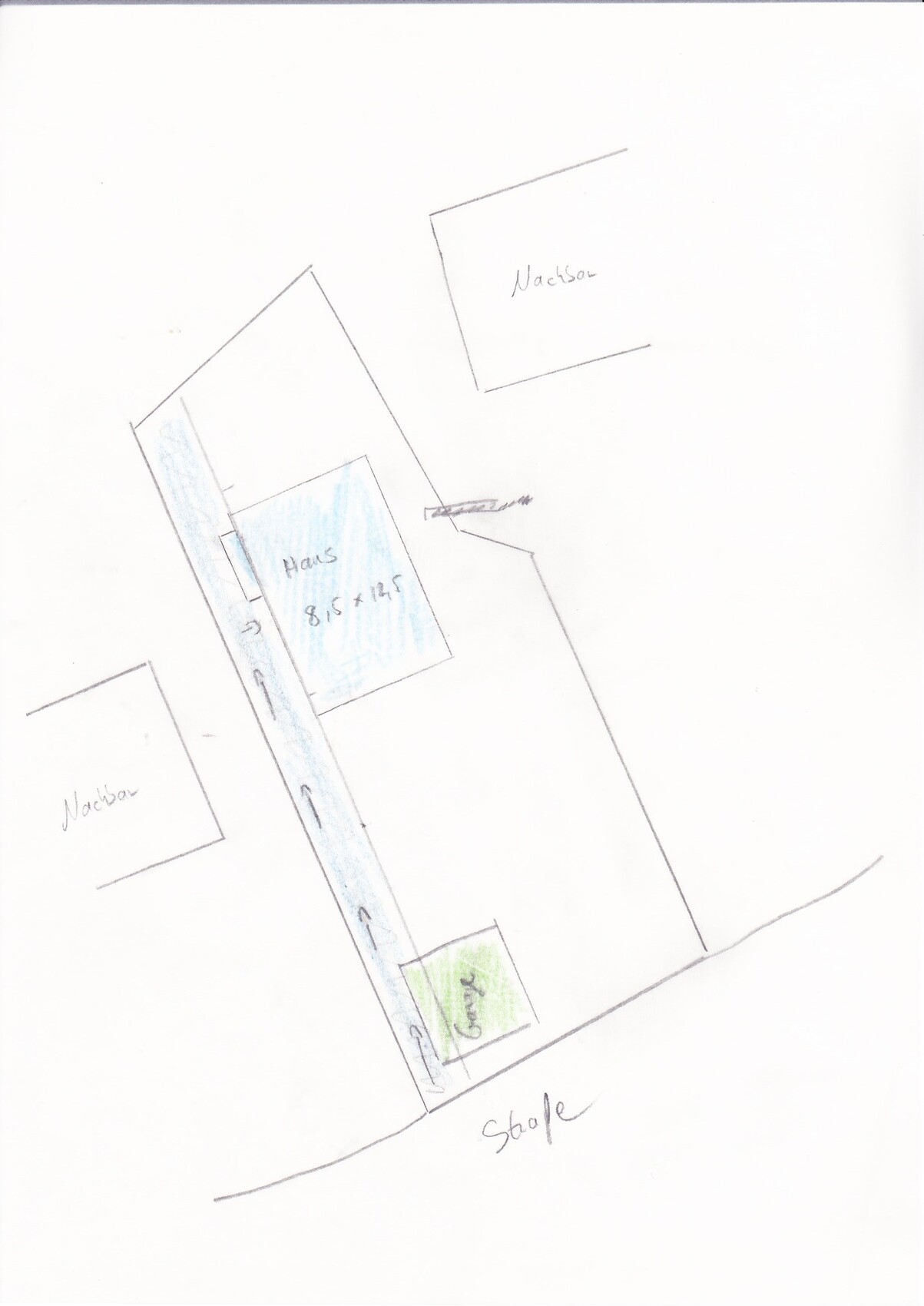 Grundriss: Haus in blauer Fläche, daneben blauer Streifen, grüne Fläche, Nachbarn, Straße unten.