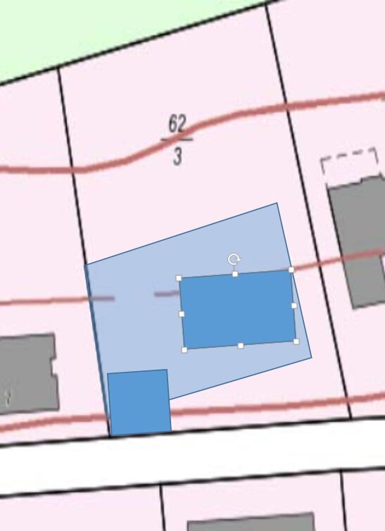Grundstücksplan: rosa Parzellen, rote Grenzlinien; blau markierte Gebäudeflächen.