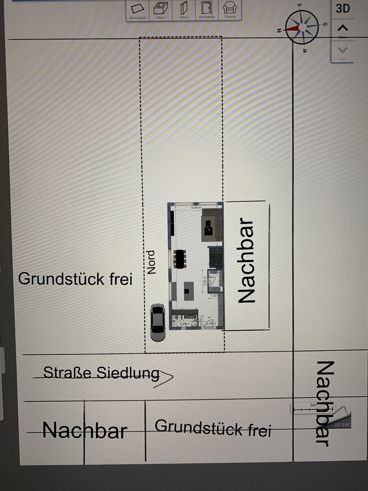 Lageplan: freies Grundstück links, Nachbar rechts, Gebäude mit Auto, Nordausrichtung.