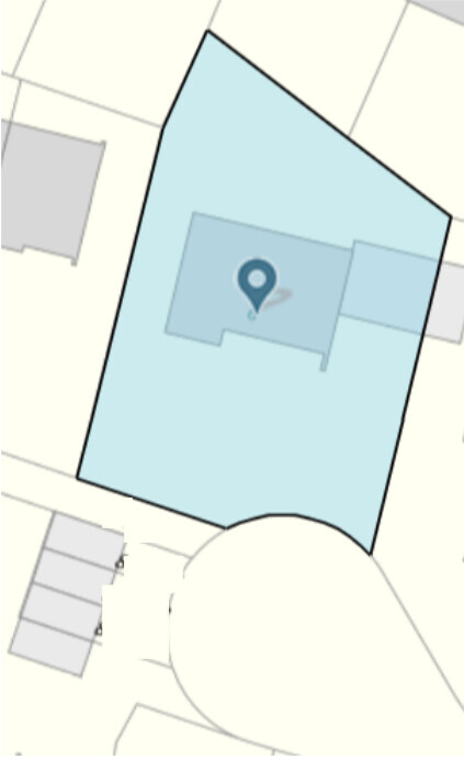 Lageplan eines Grundstücks mit Grundstücksgrenze, Gebäudeumriss und Standortmarkierung.