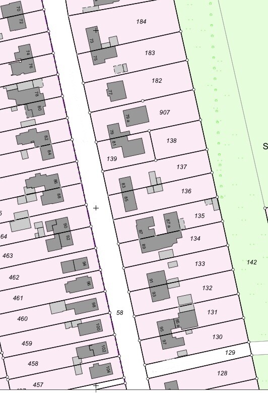 Lageplan eines Wohnviertels: Parzellen, Häuser, Straßenzug, grüne Fläche rechts.