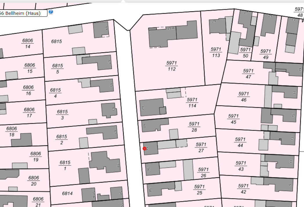Katastrale Karte mit pinken Parzellen, grauen Gebäuden, roter Marker auf einer Parzelle.