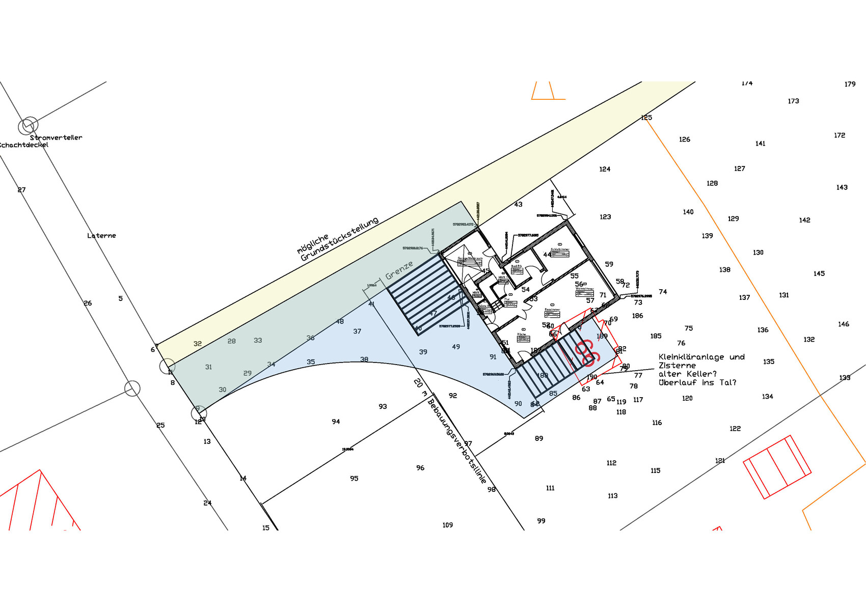 Lageplan eines Grundstücks mit Gebäudegrundriss, Grenzlinien und farbigen Nutzungszonen.