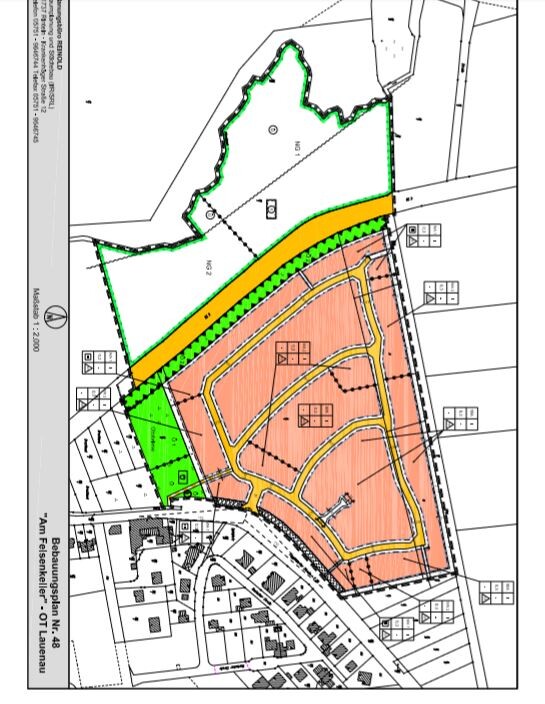 Lageplan eines Baugebiets mit Grundstücksgrenzen, Straßen und Grünflächen.