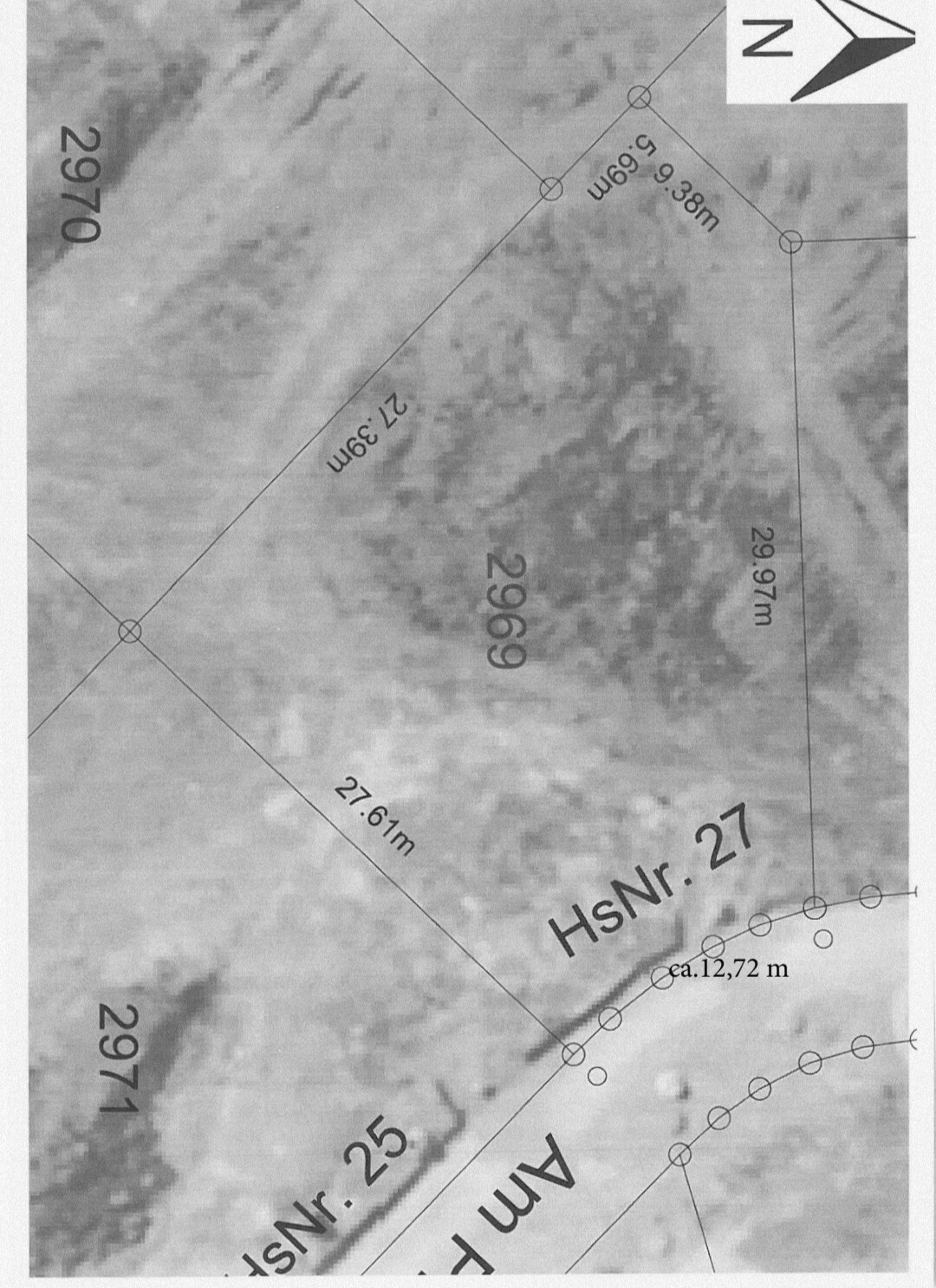 Lageplan eines Grundstücks mit Grenzlinien, HsNr. 27, Nordpfeil, Maße in Metern.