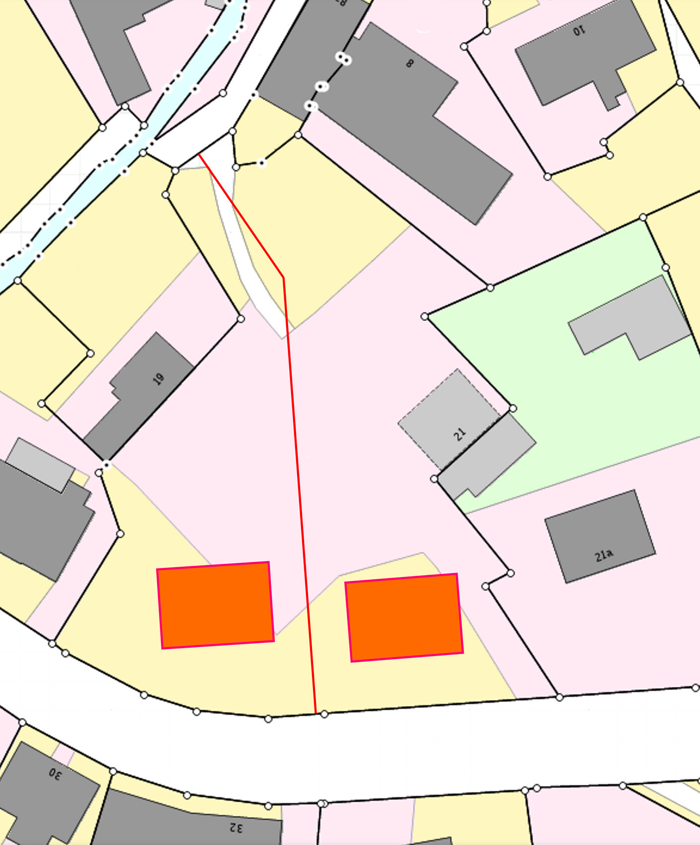 Lageplan mit Parzellen, blauem Wasserkanal, roter Leitlinie, zwei orange Rechteckgebäude.