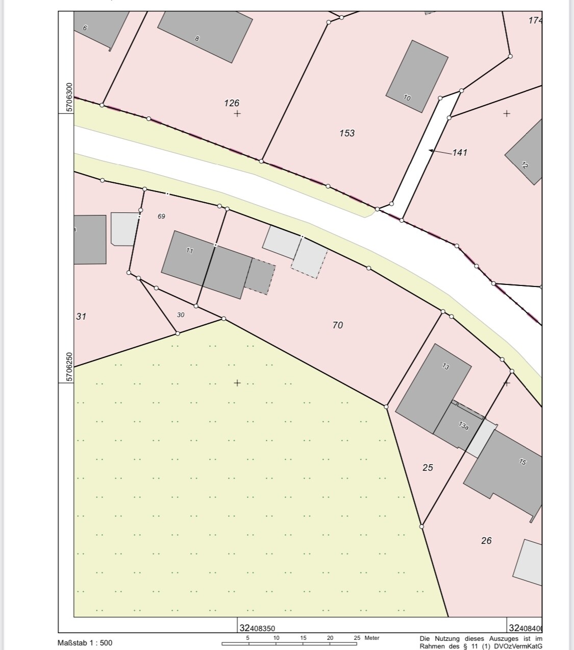 Katasterkarte mit Parzellen, gelbem Straßenzug, grauen Gebäuden, pinken und grünen Flächen.