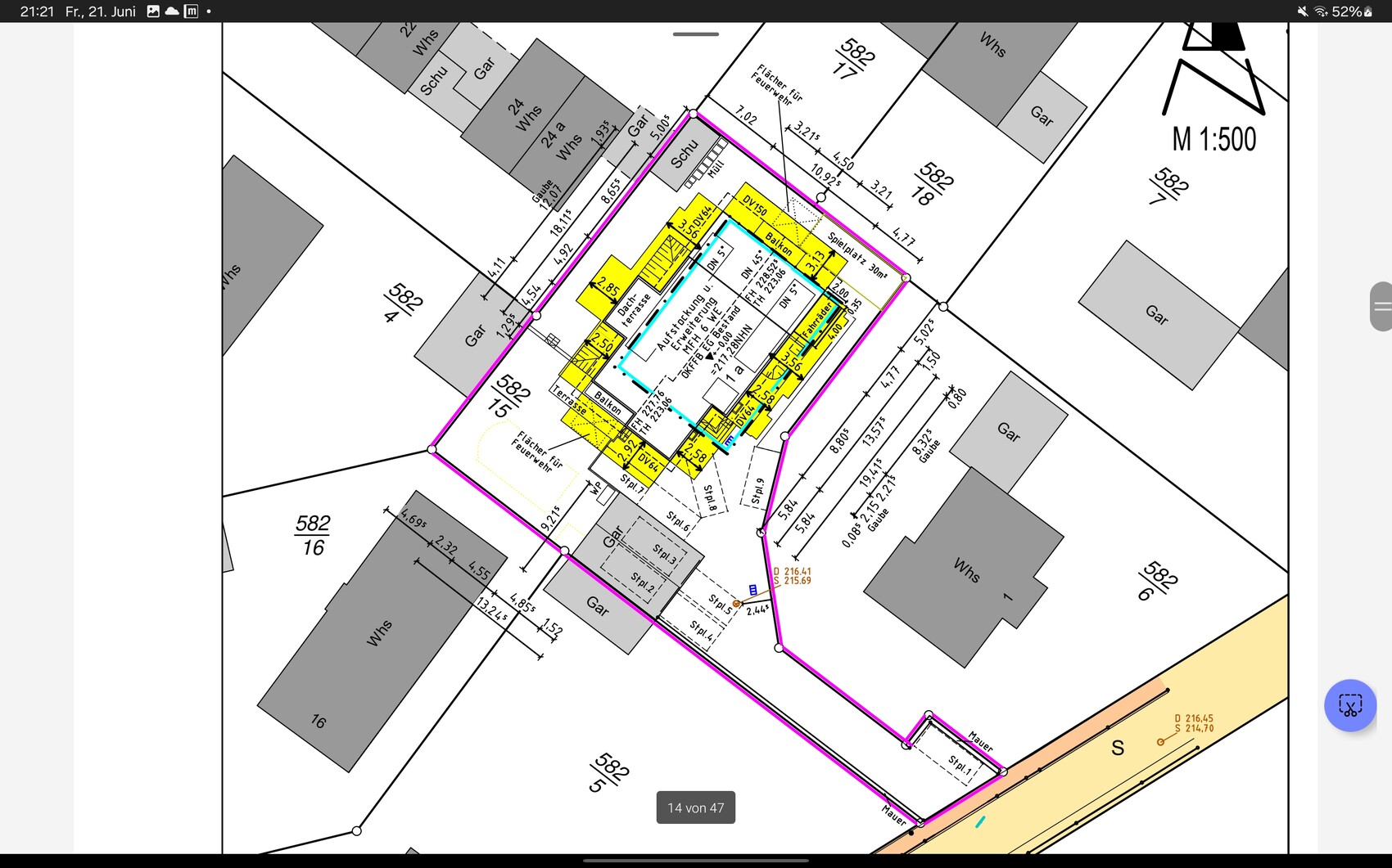 Lageplan eines Gebäudekomplexes mit gelbem Innenbereich, pinker Umrandung und Parzellen.