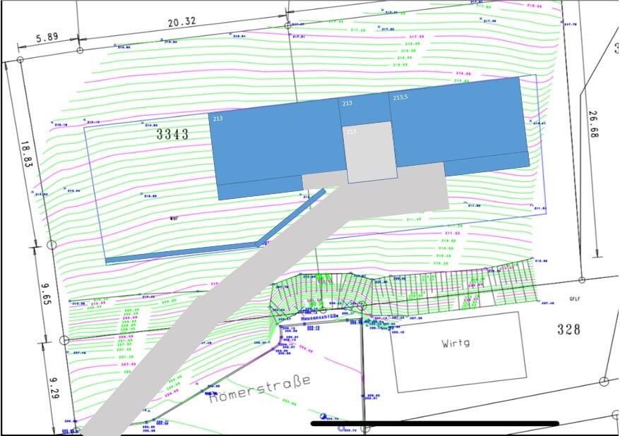 Lageplan: Blauer Gebäudekomplex, diagonale graue Zufahrt, grüne Höhenlinien, Römerstraße unten.