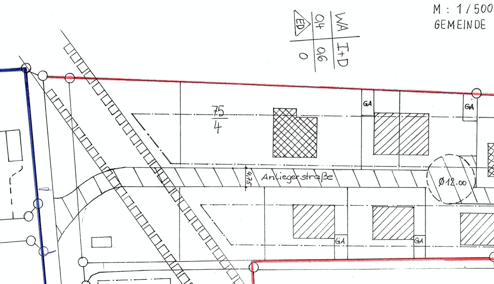 Grundrissplan einer Anliegerstraße: Straße mit Gebäudeflächen, Maßen und Beschriftungen