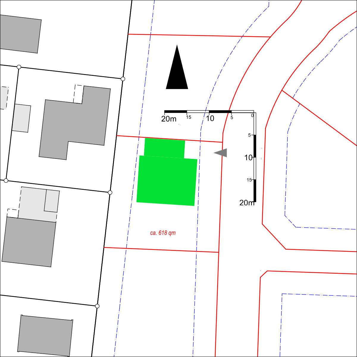 Lageplan eines Grundstücks: roter Rand, grüne Fläche, blaue Grenzlinien, Maßstab 0–20 m, angrenzende Gebäude.