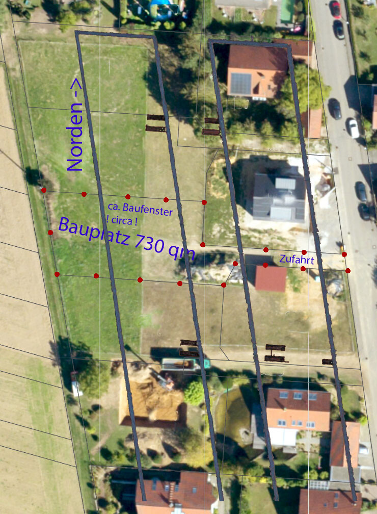 Luftbild eines Baugrundstücks mit Parzellen, Baufenster ca. 730 qm und Zufahrt rechts.