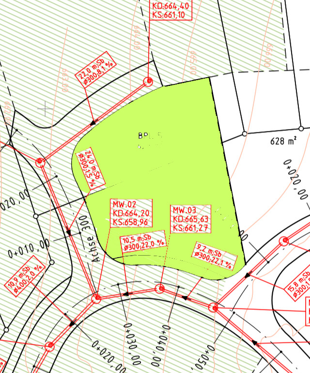 Lageplan eines Baugrundstücks mit grün markiertem Baubereich, Vermessungslinien und Markierungen